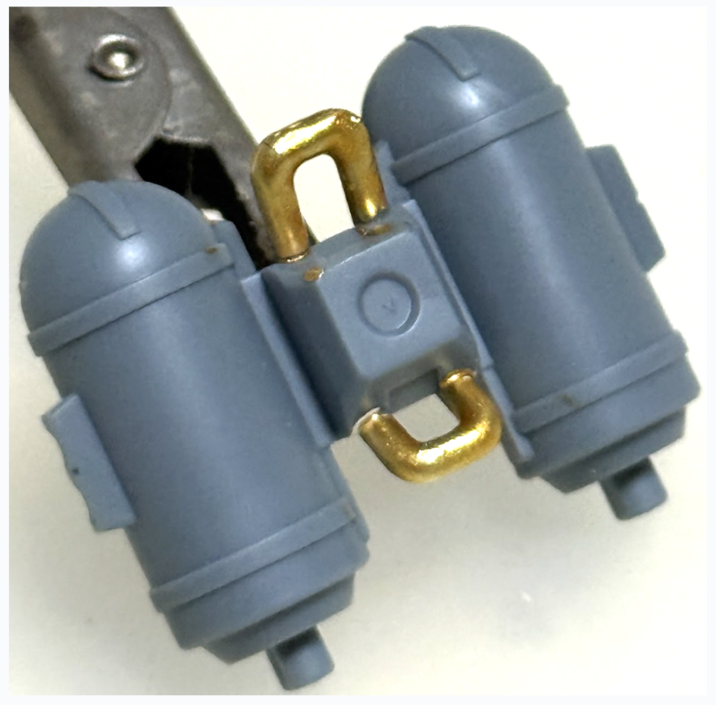 こちらもつや消しホワイト後ガンダムまーかー（イエローゴールド）で塗装付属シールと色味が違います💦