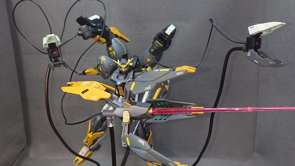 今回のお気に入りポイントは“機体コンセプト”と“全体のデザイン”です機体コンセプトである“有線式の遠隔攻撃ユニット”は表現の難しさからずっと敬遠していた要素の1つだったのですが、これまでストライク達を作ってきた中で培ったアルミワイヤーでの表現方法が、ここで生きてきた形になりました💡過去の積み重ねが今に繋がっている、そういった意味でもポイントが高いですね✨相変わらずカメラの画角に納めるのは難しいですけどw機体デザインで言えばやっぱりダリルバルデの脚部を使ったバックパックですね💡特に大きな改造はしていない簡単ミキシングと言えども、パッと見た瞬間あからさまに脚だと分かってしまうと格好悪いので、そう見えないように工夫するのに頭を悩ませました💦結果として今の形に納まりましたが、ちょっと大胆過ぎたかなと思う反面、ユニークで面白いデザインに仕上げることが出来たと満足していますwこのバックパックを取り付けることで機体上部のボリュームが増すので、逆に下半身が弱く見えないように比較的太めの脚を採用したり、カラー配色に気を付けたりと全体のバランスに結構拘ったりしています✨では、最後までご覧いただきありがとうございました