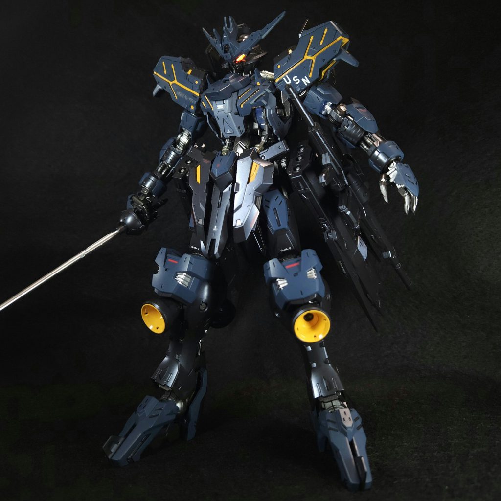 塗装後の1枚塗装については、Mr.カラーとガイアカラーを使用しています。メタリック塗料の希釈が難しく感じましたが、何とか仕上げることができました。また、鉄血のオルフェンズ汎用のガンダムデカールに加え、30 MINUTES MISSIONSの汎用デカールも使用してみました。良いアクセントを加えられたと感じています。