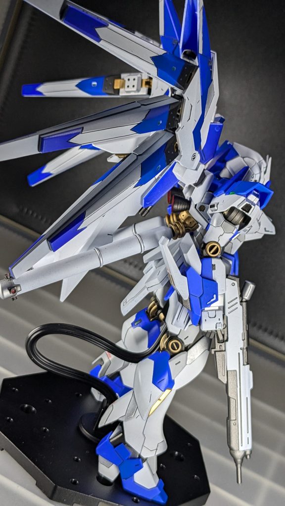 今回一番時間がかかったのは、やはりこの特徴的に仕上げることが出来た、フィンファンネルのスジボリと色分けです。全く同じディティールを左右2つに施すというのは過去に行ったことがあり、今キットでも何箇所か行ってはいますが、流石に左右合計で12枚も同じものを行うというのは本当に時間と根気が必要でした・・・。何度失敗しては挑戦し、同じ失敗しては修正を繰り返したことか・・・。