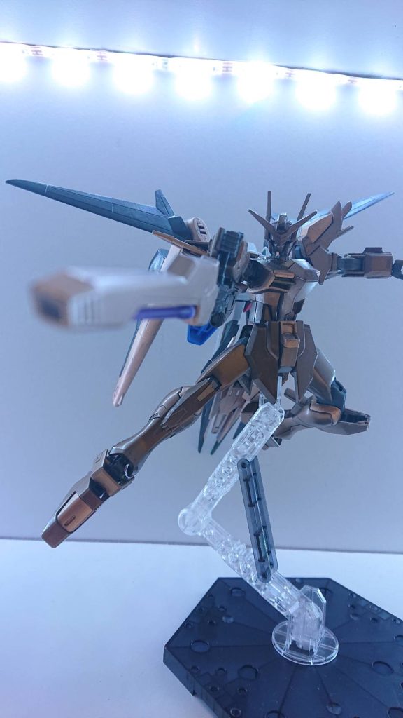 お次は、最高の主人公機ハヤブサアカツキガンダム稲妻 青天ノ霹靂Verハヤブサアカツキガンダムの最終進化系です。SEED系統でまとめてるのである程度形が保たれてますね。問題は頭部です。実は内部のパーツが割れてしまったので上を向いたりあごを引いたりできません。↓ハヤブサアカツキガンダム稲妻の詳細はここから!https://gumpla.jp/hg/2168025