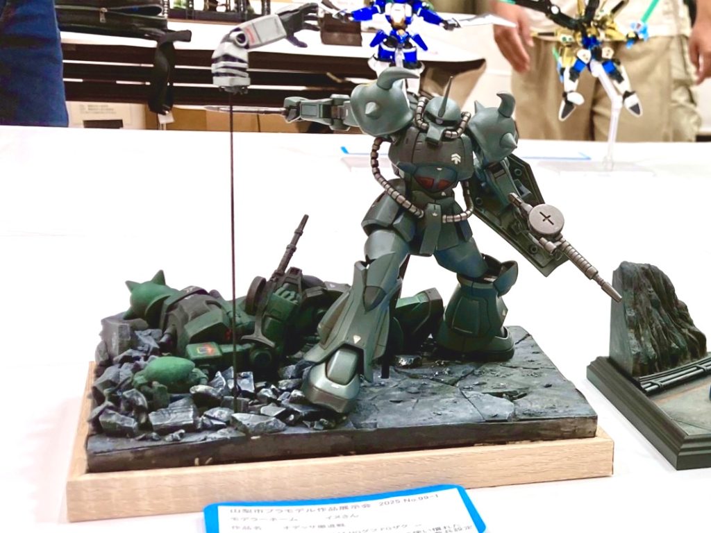 レタッチソフトでジム腕の支持棒と背景との境目を処理しました♬ こう言うのも楽しいっすな！