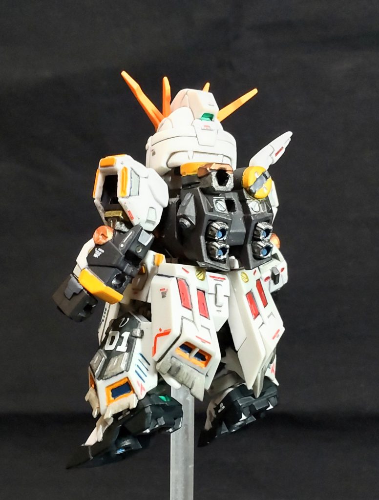 リアアーマーは、なんと差し替えではなく重ねる形で取り付けます、これこのサイズで本当に凄いギミックです。