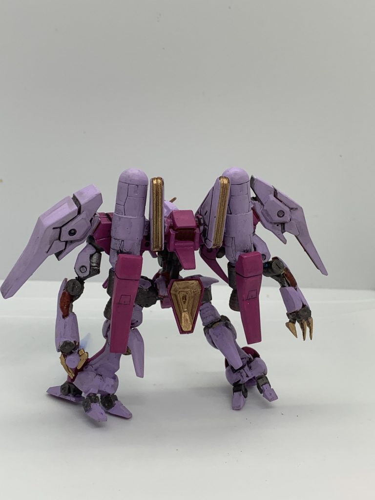 バックショットです。加工としてはブースターに追加パーツ、手の内についてたビームガン削ってそれっぽくパテ埋め、顔の全面改修です。手持ち寂しかったんでビームサーベルを持たせました。アーティファクト第5弾のレアカラーのランナーを削って作りました。