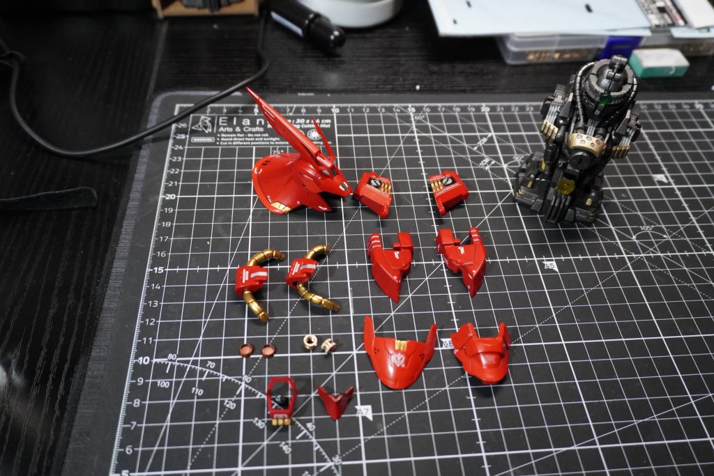 外装取り付け前の状態。そのままだと腰の動力パイプもフレームに組み付けるのですが、こちらを外装側に移植したのでこんな感じです。腹部のメガ粒子砲みたいなところは発光部以外はシルバー→黒で塗ってあまり光が漏れないようにしています。