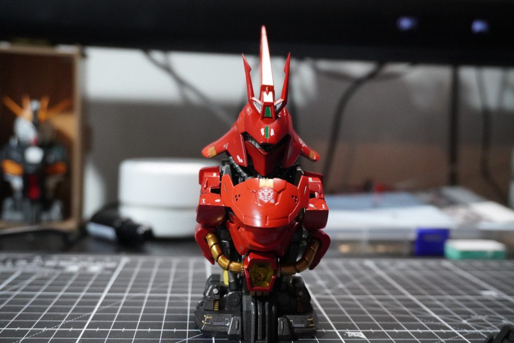 正面から。額の緑のセンサー部分はMGEXストフリのシールの余白を切って張り付けています。