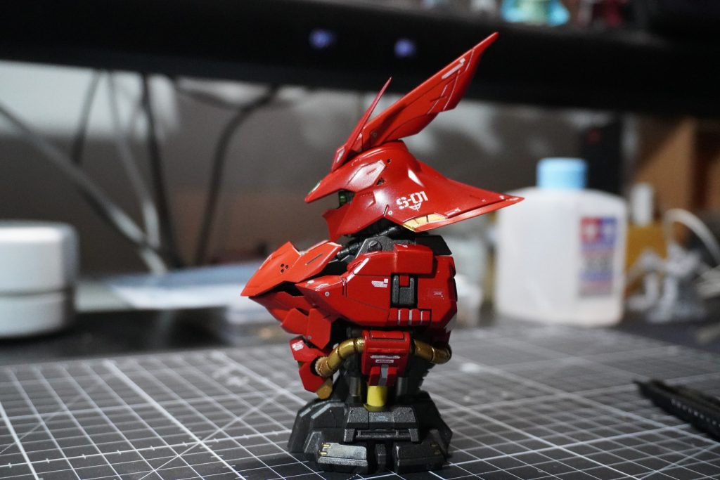 サイドショット。わかりづらいですが、赤は２色使っています。胸部など明るい方はフレイムレッド、肩部など暗い方はイタリアンレッドを使用。もうちょっと差がある色をチョイスしても良かったかな、と思ったり思わなかったり。