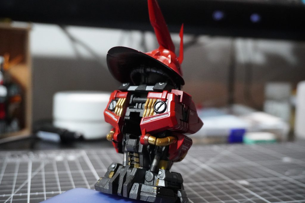 背部。パーツ的にはこの肩甲骨部分を一番塗り分けましたが飾ったら見ない。おそらくほとんど見ない。腰の動力パイプが背面に接合しているところには市販パーツを追加して隙間が出ないようにしました。