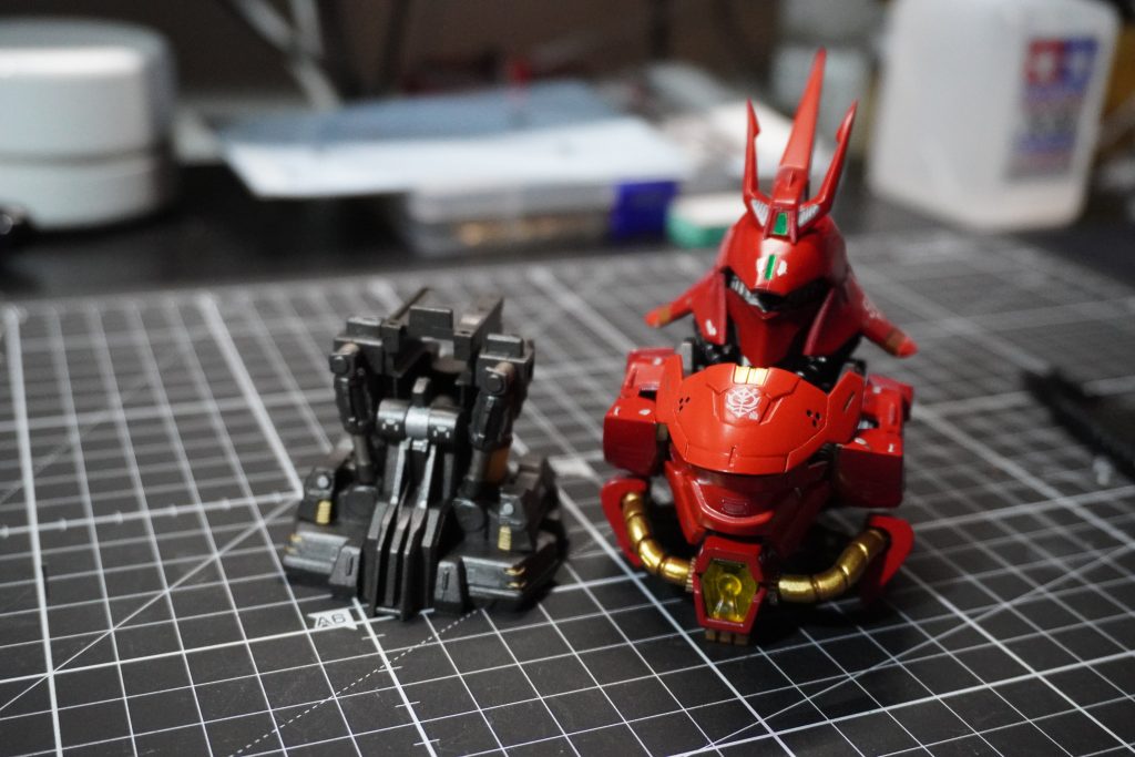 ルミナスユニット組み付けるために上下分割するとこんな感じ。ストレートだと腰の動力パイプは下部フレームの両横についているんですが、それだと上半身との接合が不自然に感じたので切り離して上半身にくっつけました。わかりづらいですが前部のパイプ接合部分はローレットナットというナットを使っています。