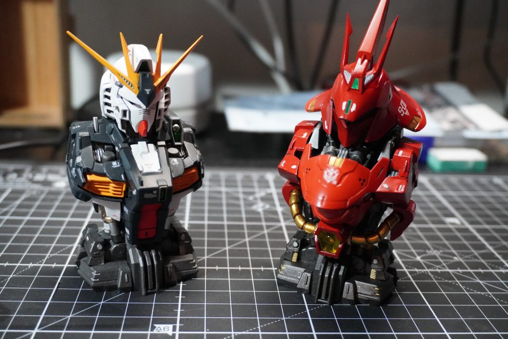 すでに持っているニューガンダムと。並べて飾るとき、ニューガンダムがメタリック塗装していないことから、今回は非メタリック塗装で仕上げました。