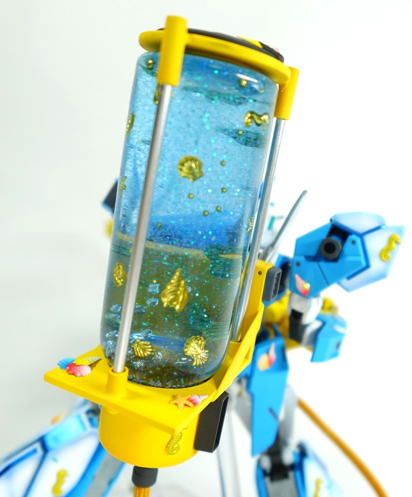 バックパックには100均のミニボトルにネイルパーツやグリッター混ぜ込んだレジン液を使ってエネルギータンクを作ってみました。武装とはホースで繋がっています。