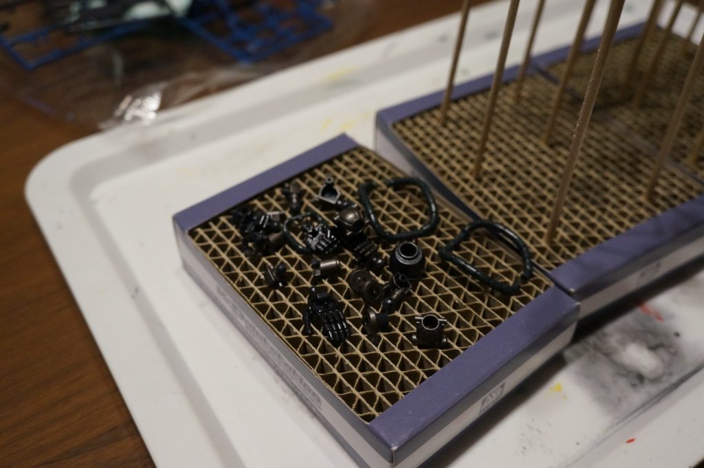 内部の部品も丁寧に塗っていきます。