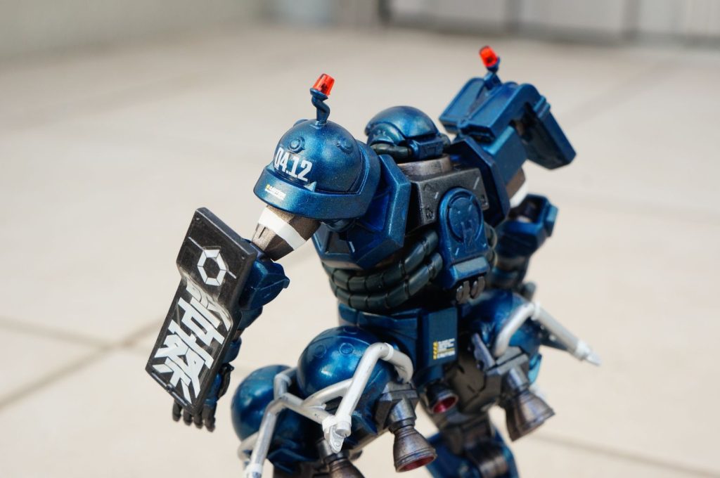 軍警シールはプラスチックの凹凸に合わせて伸ばしながら貼りました。