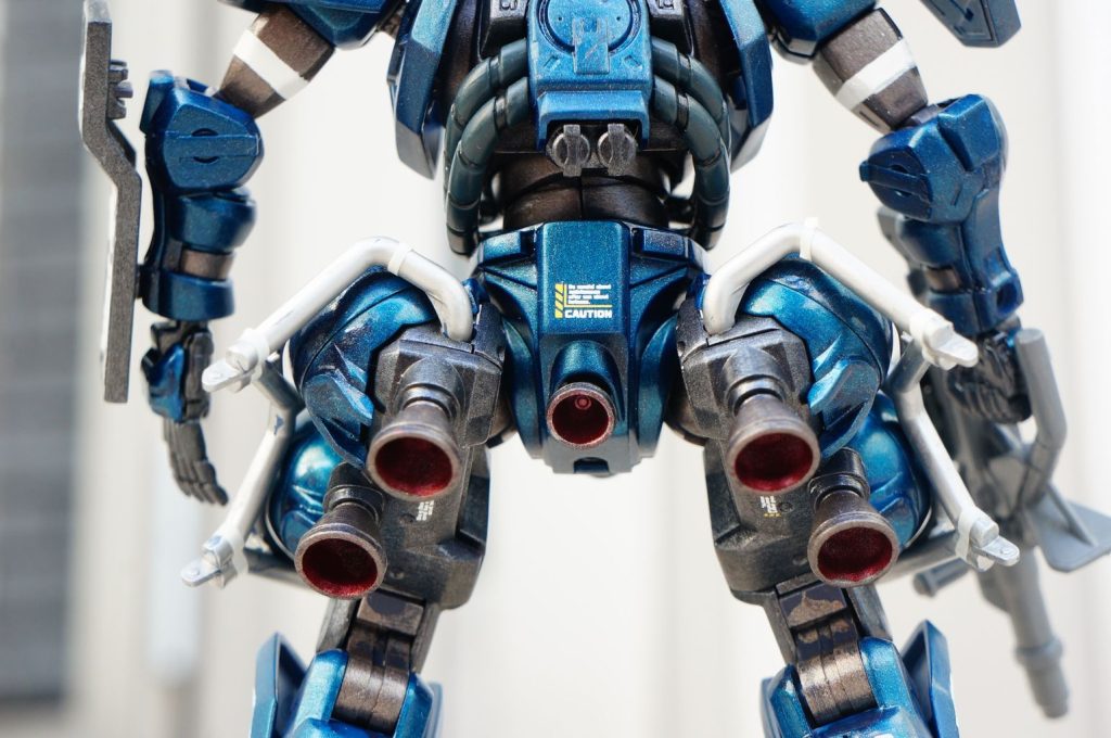 太もも後ろのスラスター部もカッコ良いですね。メタリックブルーとマシンガンはタミヤのアクリル塗料でそれ以外はクレオスのMr.Colorで筆塗りしました。パイプ部はやすった後で墨入れしただけでプラの色のままです。