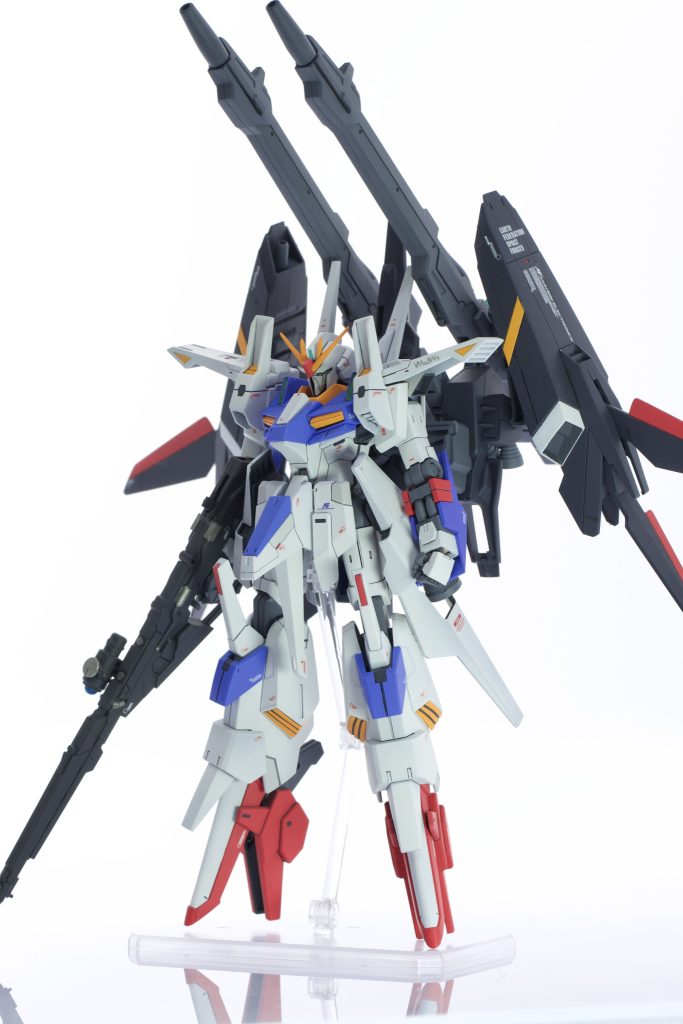 急遽、展示会のコンペ用に仮組合わせて一週間程で制作しました。素体はビルド系機体のダブルゼッツーです。ディフェンサーユニットはZガンダムのバックパックを彷彿させるようなカラーリングにしました。