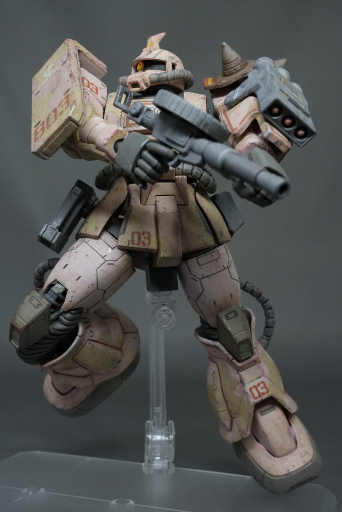 『HG ザク・デザートタイプ ピンクパンサー隊機』 筆塗り迷彩に挑戦するが・・・