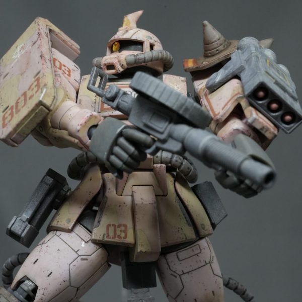 『HG ザク・デザートタイプ ピンクパンサー隊機』 筆塗り迷彩に挑戦するが・・・