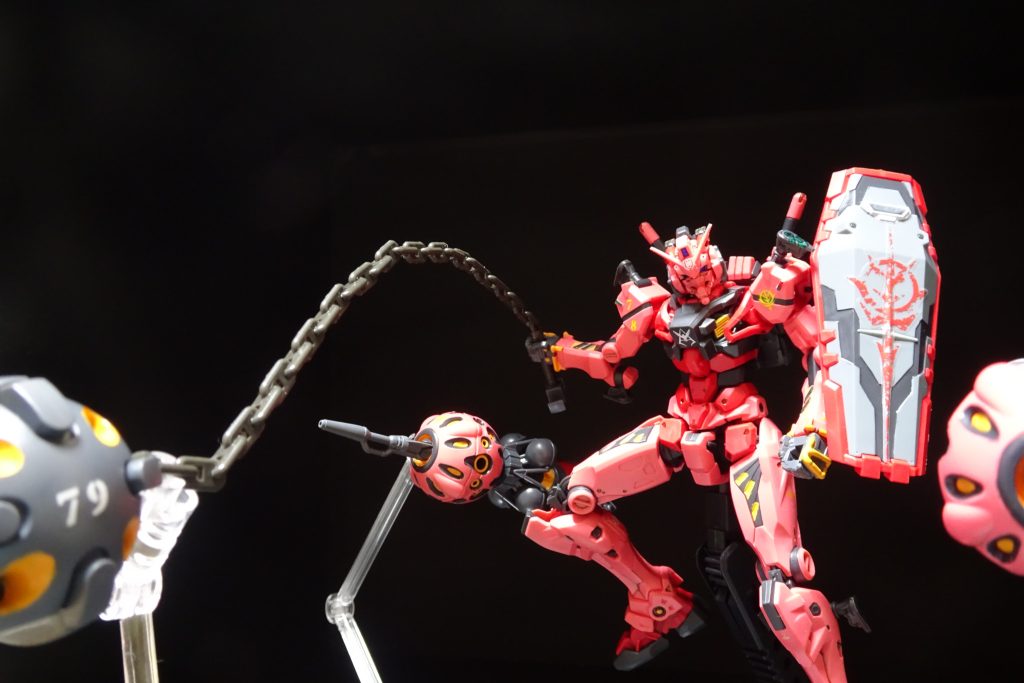 カッコイイ箱絵風にポーズを決めるには、アクションベースが多数必要でした。おそらく白い軽キャノンから奪ったガンダムハンマーと、本体には機体番号を貼ってみた。