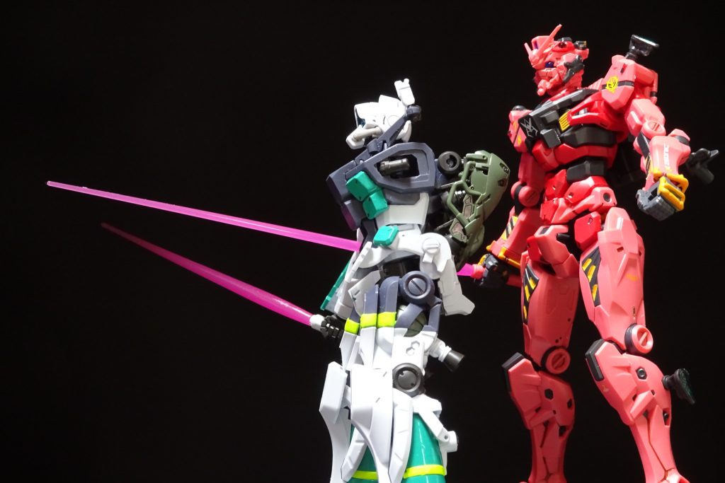 色違いだけど、後ろからひっそり刺されるゲルググ。