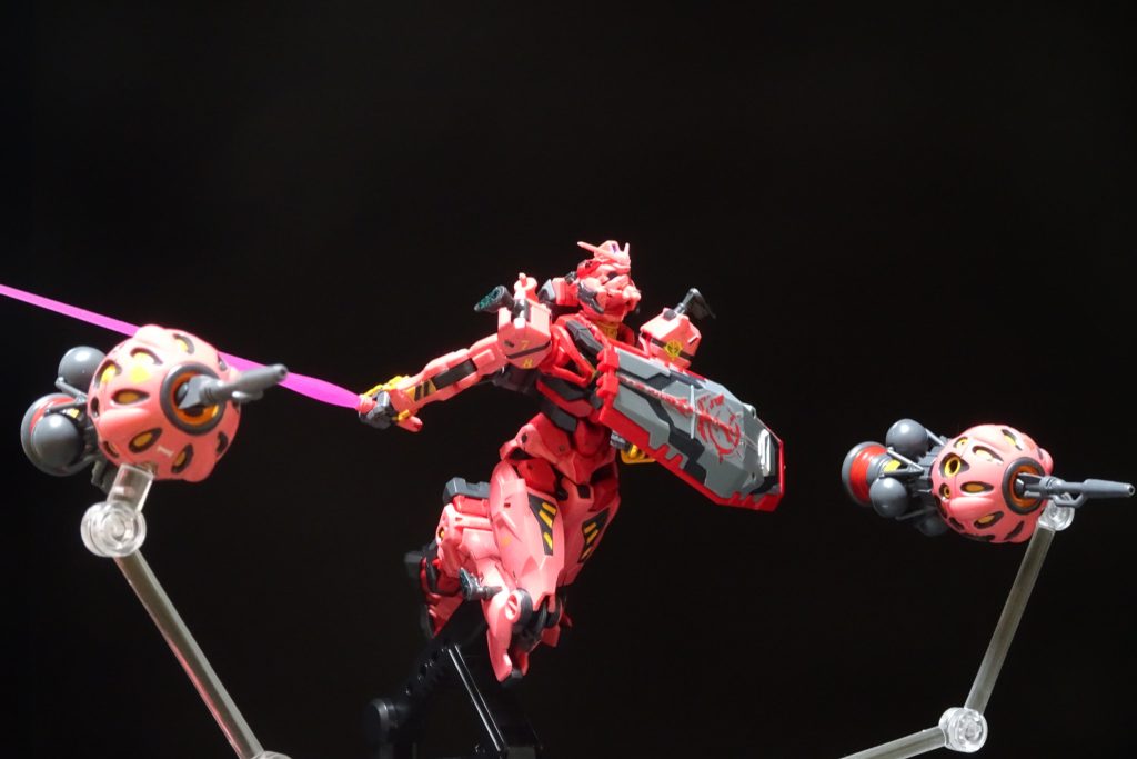 ビームサーベルとビットで攻撃。そのうちビット4個セットのオプションとか出ないかな？早く出さないと、流行りが終わってしまいそう。