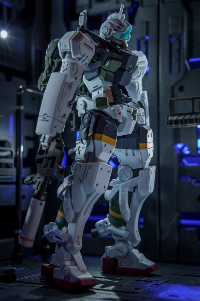 出撃前の様子。ゲルググ(GQ)は佇まいからしてかっこいいです。バレル延長したスプレーガンと追加照準器でスガイ機のサポート力を向上を図っています。このシンプルな写真が今回撮影した写真の中で一番のお気に入りです。出撃前の静かな闘志が滲み出ているような...気迫を感じさせてくれます。