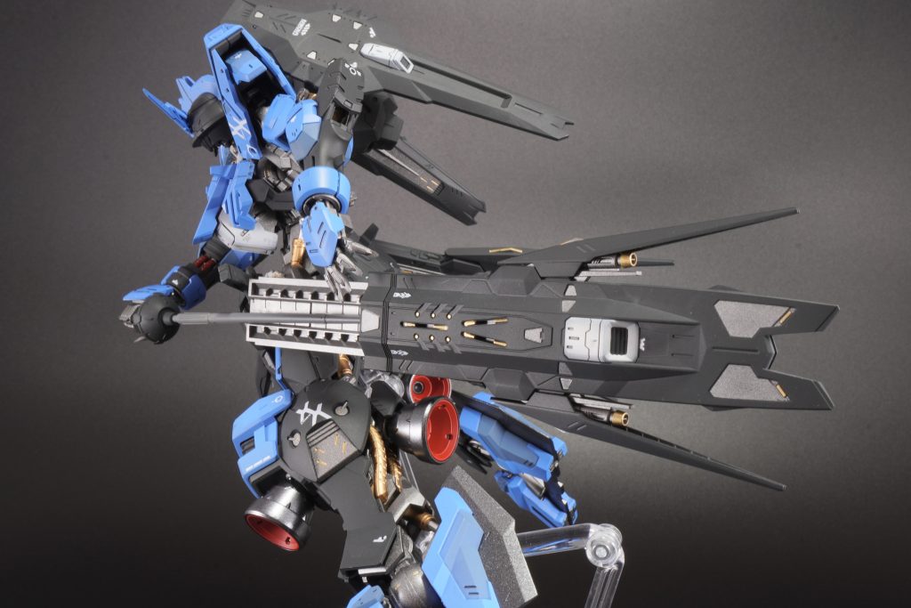 サイドアーマーも黒一色ではメリハリが弱かったので、部分的に色を変えています。