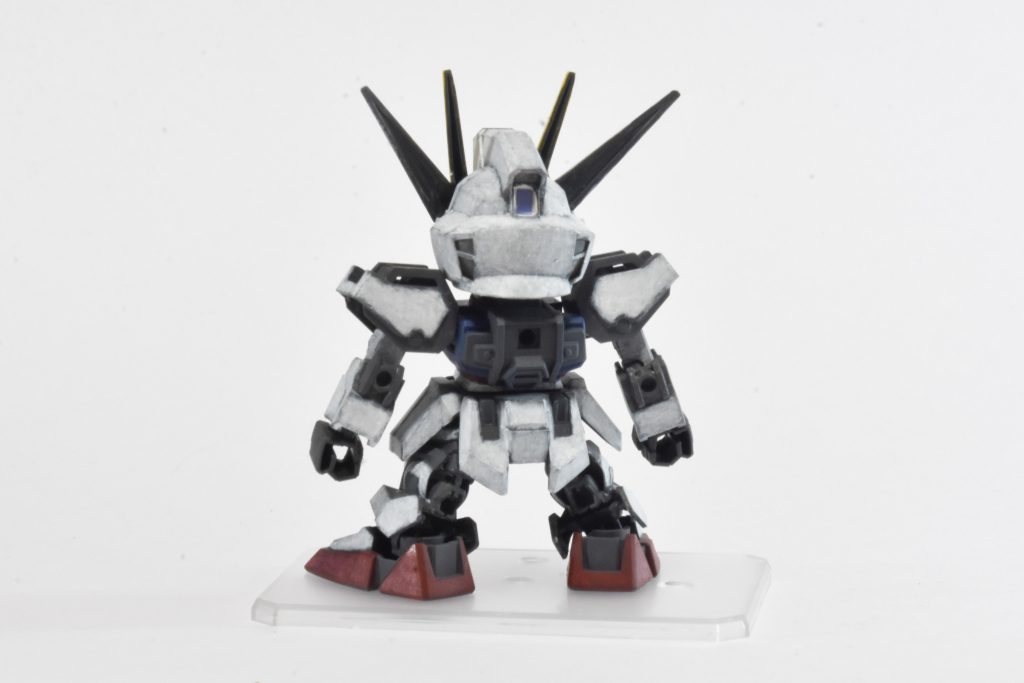 バックパックの穴径がEGより大きいので何かしらの方法で小さくしてカッチリ入るようにするのがおすすめです。自分の場合は塗装を厚塗りしすぎて丁度よくなりました( )。