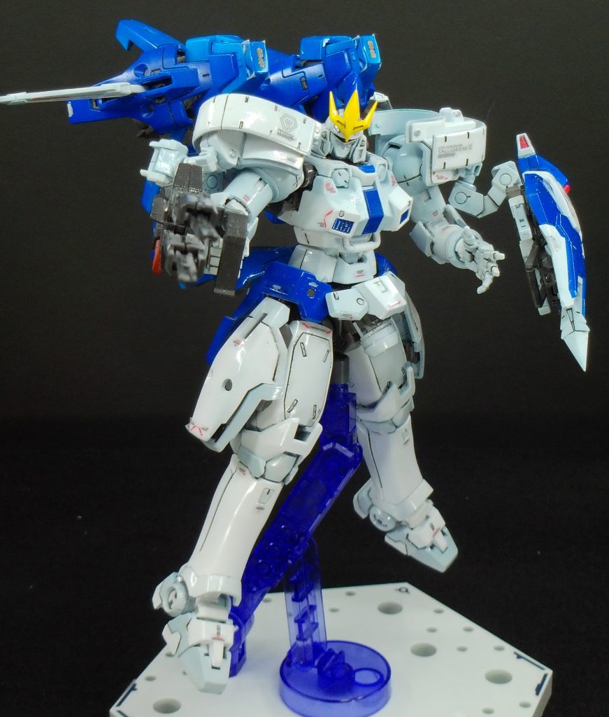 肩とアームで繋がった銃器を持たせるのは大変だよね