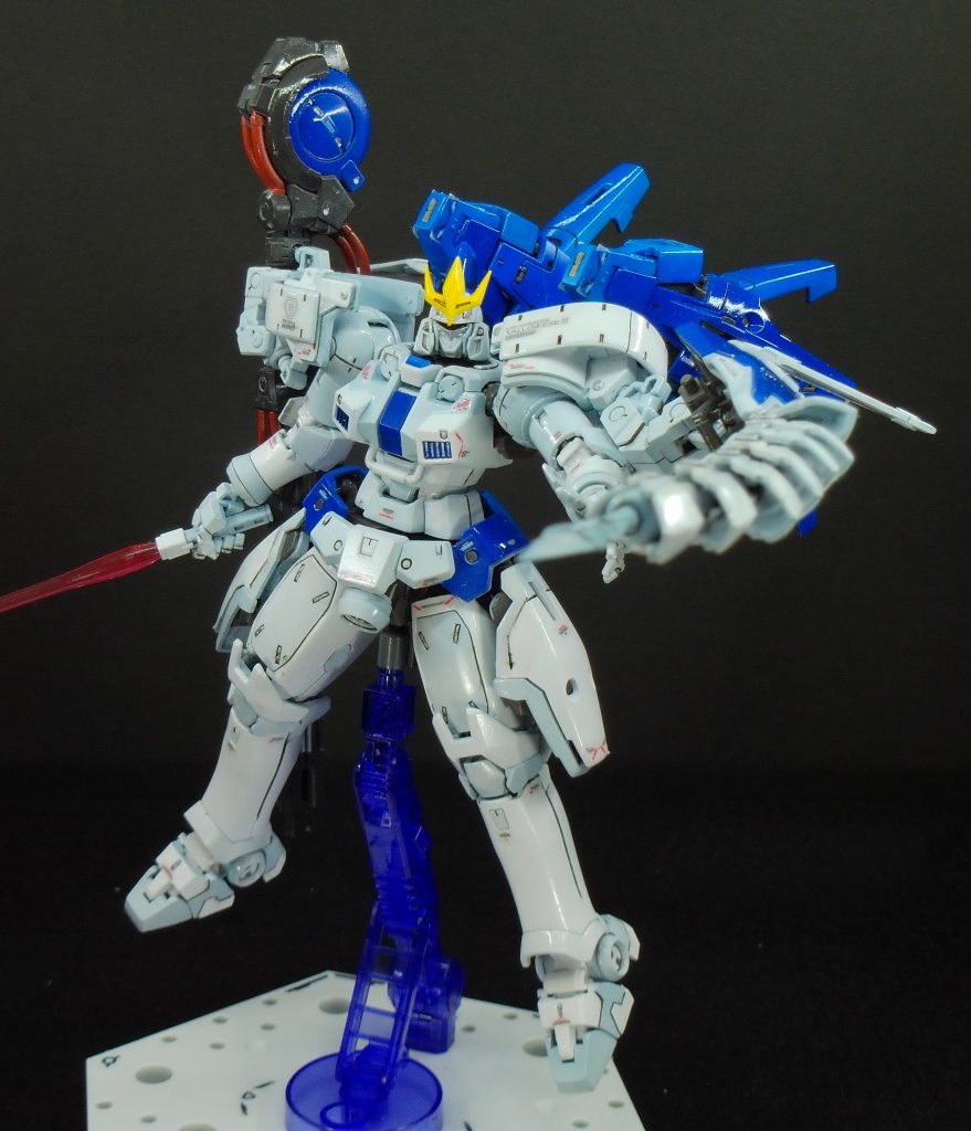 一応、メイン装甲は「白」と「青を混ぜた白」青い装甲も、2色の青で塗分けてます