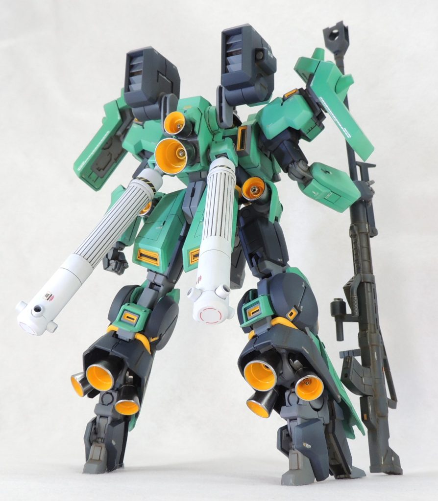 ■プロペラントタンク 組立説明書によると、シナンジュのプロペラントタンクをバックパックに取り付けることができる仕様ですが、今回はビルダーズパーツの「МSタンク01」から製作しました。 小型タンクは小さすぎ、大型タンクはそのままでは長すぎるため、最終的に大型タンクの半分だけ使用しています。タンク先端のボールジョイントとバックパックの取付穴のサイズがピッタリでジャストフィットしました。