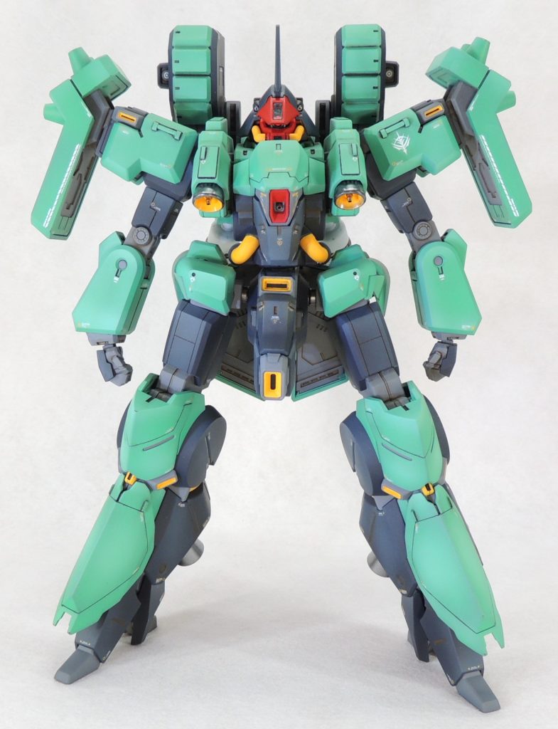 ■主なカラーと塗装法 本体グリーン部…ホワイト40%、デイトナグリーン30%、インディブルー30% 本体グレー部…メカサフヘヴィ+インディブルー少々 動力パイプ・バーニア内部等…エヴァオレンジイエロー グレー立ち上げでグラデーションを意識して塗装しています。広い面の中央部や面ごとの上側には、ホワイトを混ぜて明度を上げた色をうっすらとエアブラシで吹き付けて立体感を強調しました。