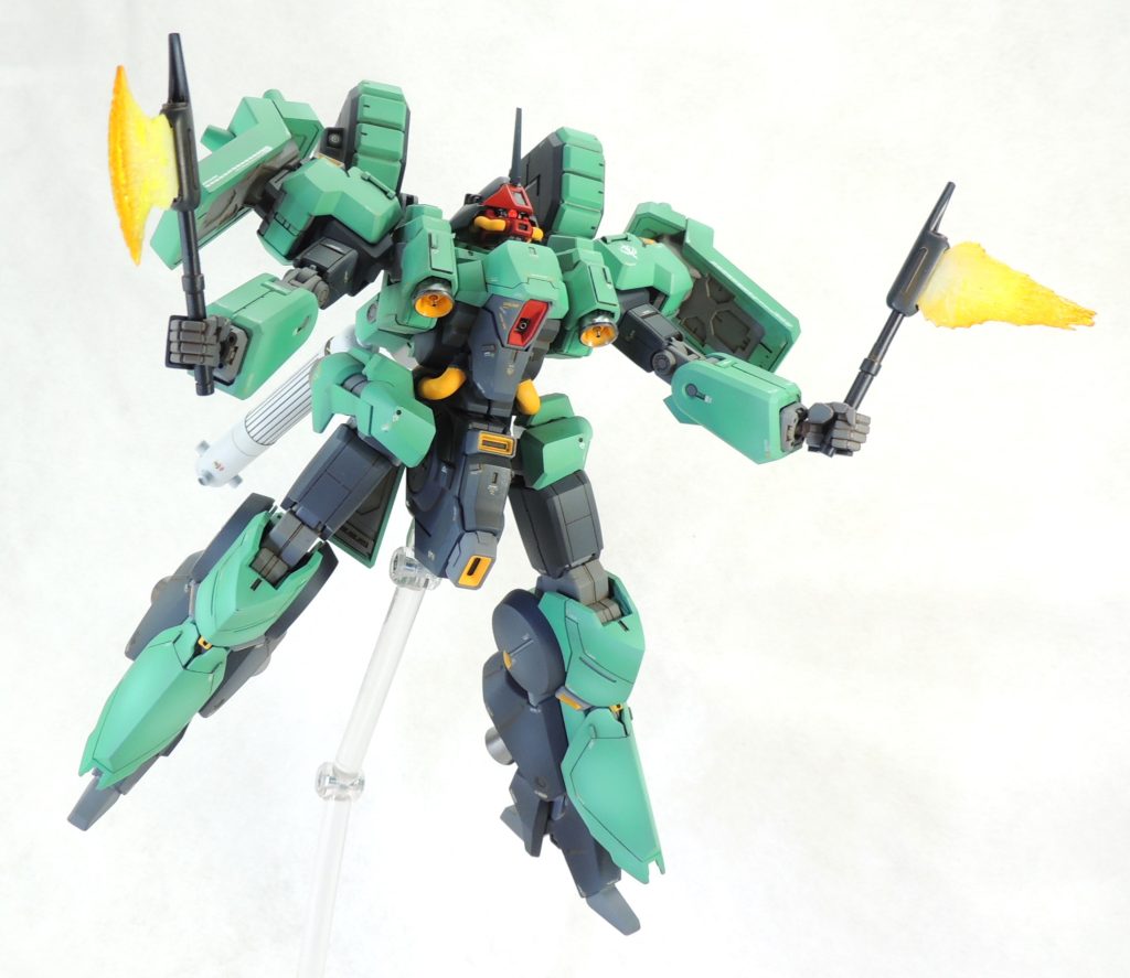 ■ビーム・アックス 光の刃の部分に透明レジンを薄く塗り、UVライトで硬化させながら爪楊枝で引っ掻いてモールドを追加しました。発光元にホワイト、先端部分周辺にクリアオレンジを吹き付けました。意識的に色味に変化を与えることで、ビーム刃のライブ感の表現を試みました。