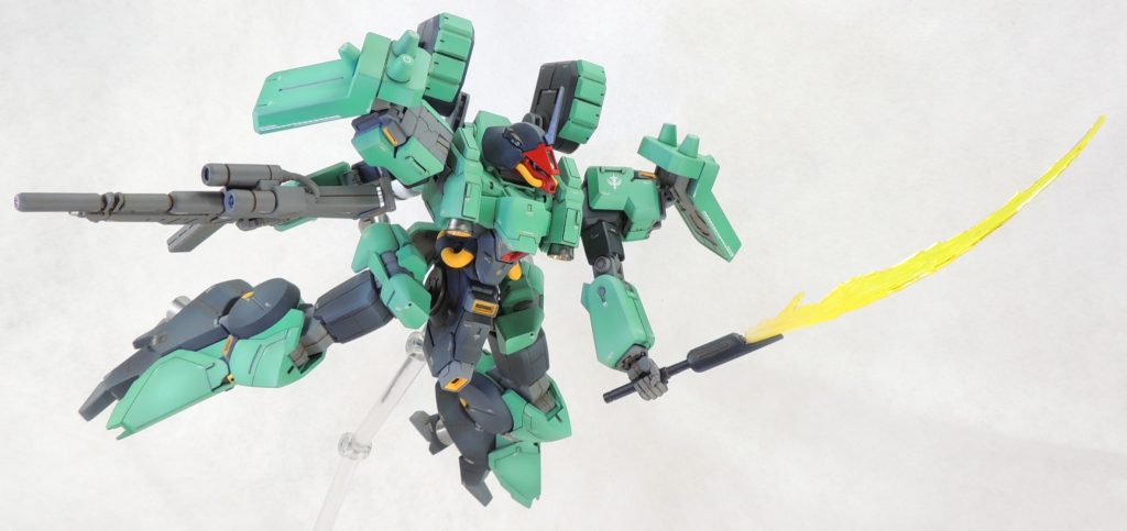 ■ビーム・ソード ビーム・アックスと同じく透明レジンを薄く塗布してモールドを追加しました。2本付属しているので、一本は真っすぐのまま、もう一本は振り下ろした感じにしたいと思い、手で曲げてみました。 なお、個体差だと思いますが、ビーム・ソードのピンが太くて柄に差し込むことができなかったため、Φ1.5㎜真鍮線で接続できるようにしました。