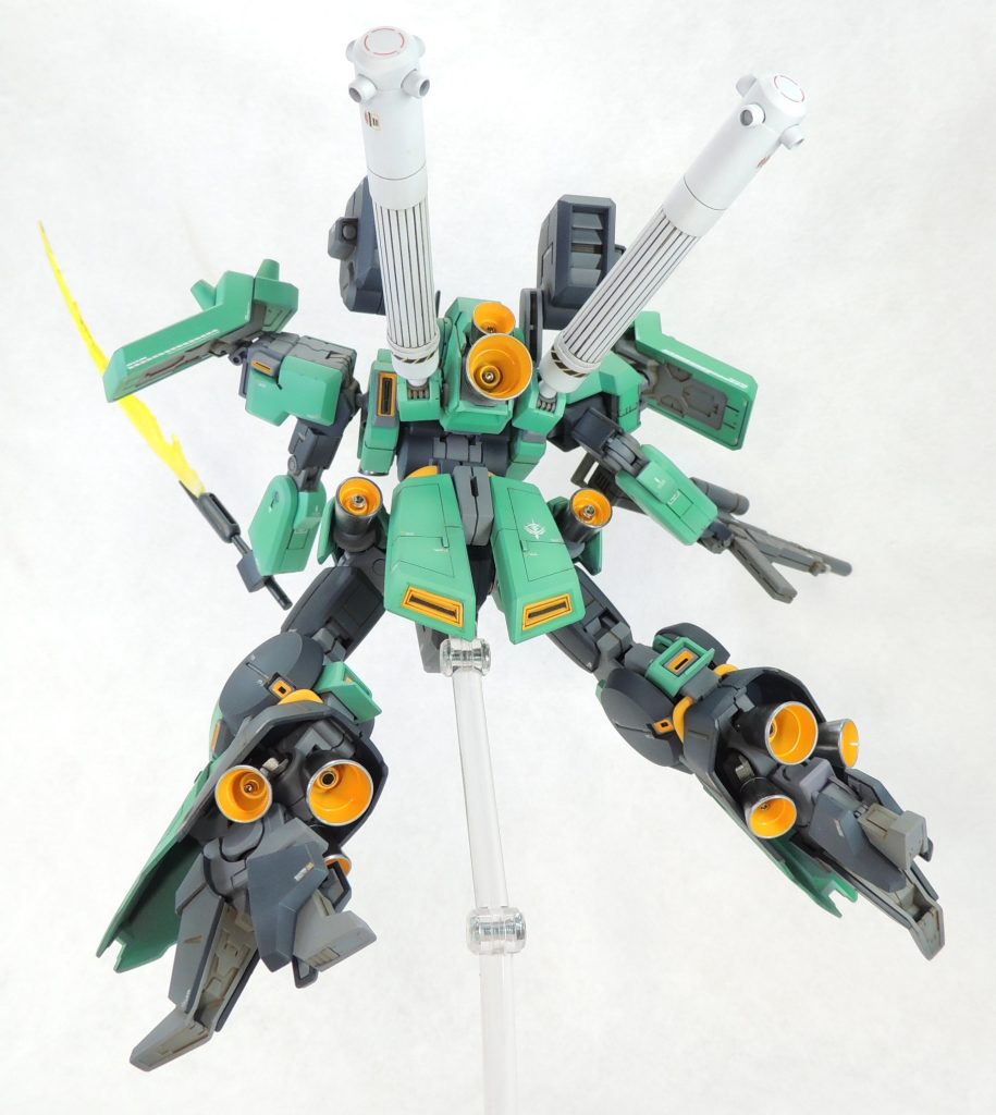 ■各バーニア 普段はМSのバーニアを金属色のみで塗装しているのですが、本機はドーベンウルフの系譜を継ぐ機体であるため、キャラクター性を考慮して