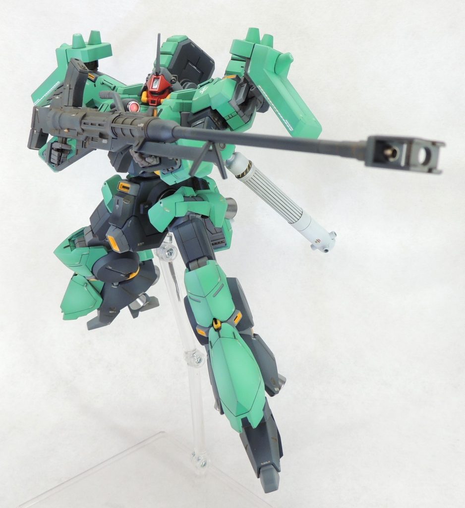 対艦ライフルは、1/144オリジン版三連星ザクや復讐のレクイエム版ザク等にも付属しますが、ヅダ用の方が一回り大きくデザインも無骨な感じが魅力的だと思います。