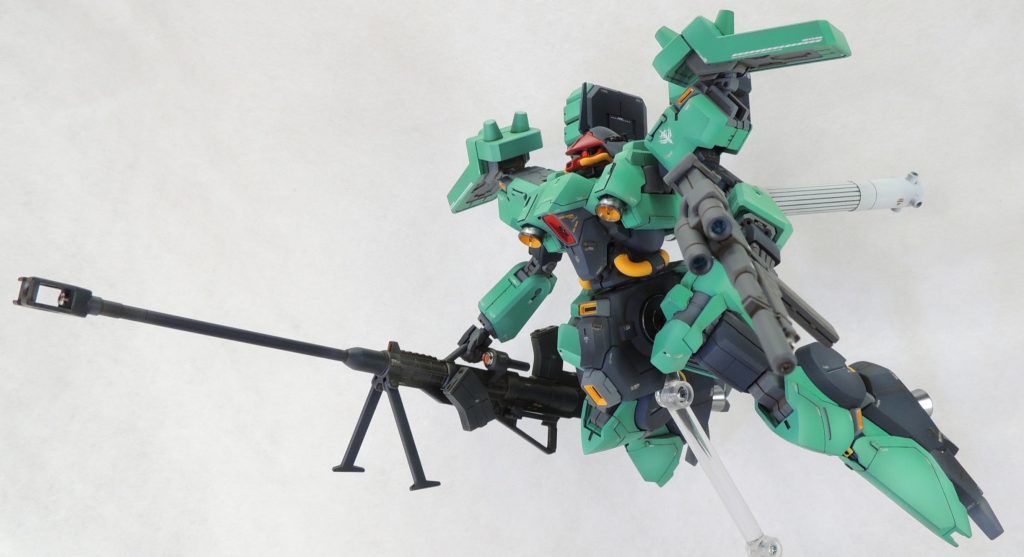 最後まで御覧いただき、ありがとうございます!! 今回のリーベン・ヴォルフの製作を通じて、МSはカラーリングで印象がガラリと変わることを再認識しました。 キット指定のオリーブドラブやブラックグリーンを基調としたカラーは、色数が少ないコンサバティブな手法のためミリタリー感が強く、ザクやギラ・ドーガの系譜を継ぐ機体としてふさわしいと思います。 当初は指定の色で塗装するつもりでしたが、設定を調べていくうちにカラーバリエーションに挑戦してみたくなり、スペース・ウルフ隊仕様に変更することにしました。本作のようにドーベンウルフのカラーを踏襲するだけで、また違った魅力が味わうことができ、ガンプラの奥深さや楽しさを感じました!