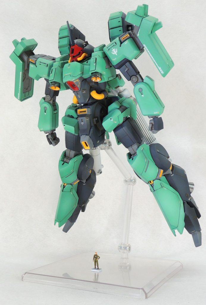 1/144ジオン兵フィギュアと撮影。格納庫内に駐機しているイメージでディスプレイ。