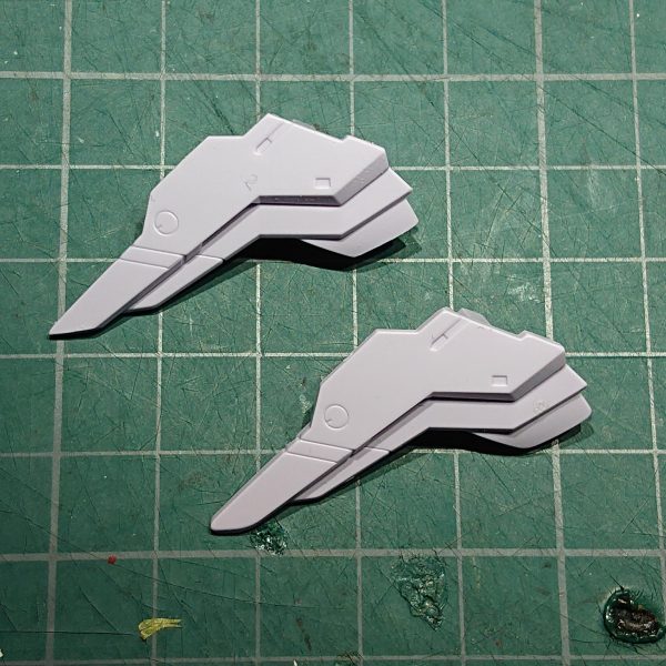 製作中のガンダムマルコシアスです。あと少しで完成なのですが、作業時に撮っていた写真があったので、モチベ維持のため、改造メモとして投稿します。①＋②素組状態仮組して、改造方針を考えてました。各部のシャープ化と、スジ彫りすることと一部改造することにしました。③肩部上がシャープ化したものです。④腕部合わせ目消しが大変なデザインなので、分割を変更してみました。下が合わせ目を消して分割を変更したものです④脚部同じく合わせ目消しのため、分割を変更しました。仕上げに向け、マントも自作しました。ゆっくりじっくり作成していたので、ラストスパートをかけていきます。 （3枚目）