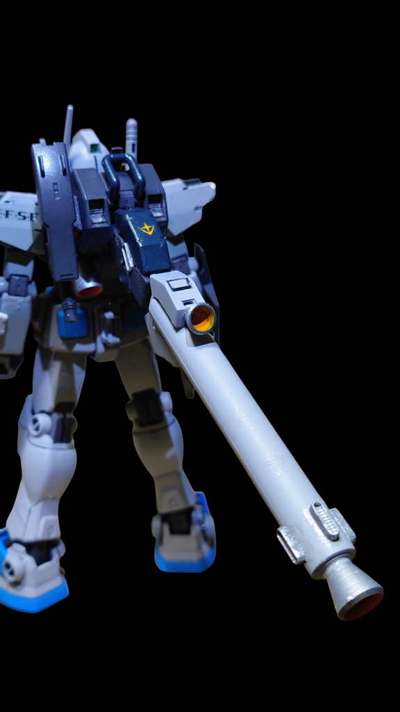 背部のタンク兼ブースターは排除してから戦闘態勢します。また、新型ビームサーベルが左に懸架されています。