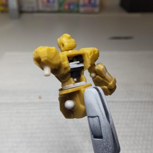 以前、武器を奪われてしまったスタークジェガン。無念を晴らすべく、救済の為とっかかってみましたが...バエそうなネタもなく取り敢えず可動化にしましたが、可動方法は以前のヤジルシさんの作品とほぼ被ってしまいました😣ので構造だけ。この先どうしよう😥 （3枚目）
