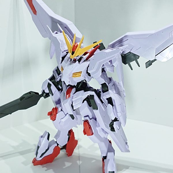 製作中のガンダムマルコシアスです。あと少しで完成なのですが、作業時に撮っていた写真があったので、モチベ維持のため、改造メモとして投稿します。①＋②素組状態仮組して、改造方針を考えてました。各部のシャープ化と、スジ彫りすることと一部改造することにしました。③肩部上がシャープ化したものです。④腕部合わせ目消しが大変なデザインなので、分割を変更してみました。下が合わせ目を消して分割を変更したものです④脚部同じく合わせ目消しのため、分割を変更しました。仕上げに向け、マントも自作しました。ゆっくりじっくり作成していたので、ラストスパートをかけていきます。 （1枚目）