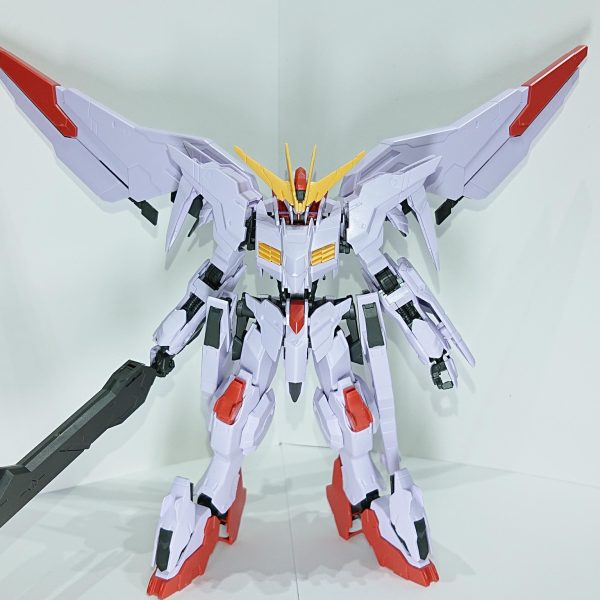 製作中のガンダムマルコシアスです。あと少しで完成なのですが、作業時に撮っていた写真があったので、モチベ維持のため、改造メモとして投稿します。①＋②素組状態仮組して、改造方針を考えてました。各部のシャープ化と、スジ彫りすることと一部改造することにしました。③肩部上がシャープ化したものです。④腕部合わせ目消しが大変なデザインなので、分割を変更してみました。下が合わせ目を消して分割を変更したものです④脚部同じく合わせ目消しのため、分割を変更しました。仕上げに向け、マントも自作しました。ゆっくりじっくり作成していたので、ラストスパートをかけていきます。 （2枚目）