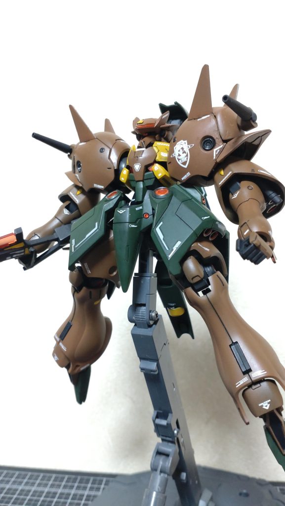 4.肩部GNキャノン大きく可動できるように根元をオプションパーツのものに変えました。これによりあらゆる角度に撃つことができます。