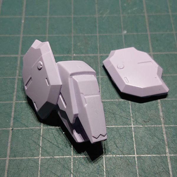 製作中のガンダムマルコシアスです。あと少しで完成なのですが、作業時に撮っていた写真があったので、モチベ維持のため、改造メモとして投稿します。①＋②素組状態仮組して、改造方針を考えてました。各部のシャープ化と、スジ彫りすることと一部改造することにしました。③肩部上がシャープ化したものです。④腕部合わせ目消しが大変なデザインなので、分割を変更してみました。下が合わせ目を消して分割を変更したものです④脚部同じく合わせ目消しのため、分割を変更しました。仕上げに向け、マントも自作しました。ゆっくりじっくり作成していたので、ラストスパートをかけていきます。 （5枚目）