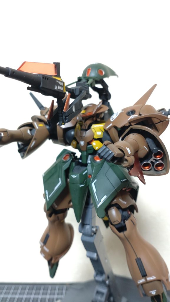 変形時の機首部に接続することで高出力ビーム砲となる想定です。2.GNバルカン　3.GNカッターガデッサのものを使用しています。しかしカッターについては二の腕と干渉する都合上、前後逆向きに付けています。