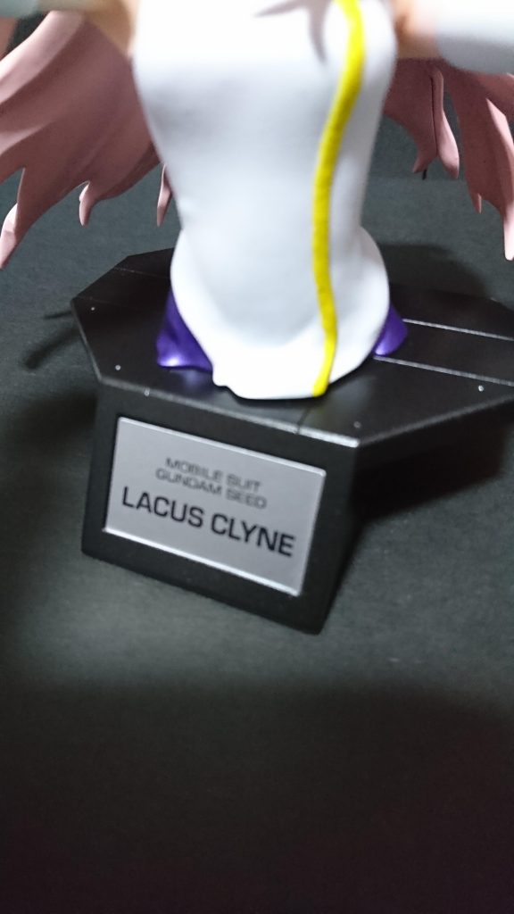 台座は表面処理し黒鉄色で塗装し光沢吹きました😃ちなみに服の黄色ラインは水性で筆塗装しました。