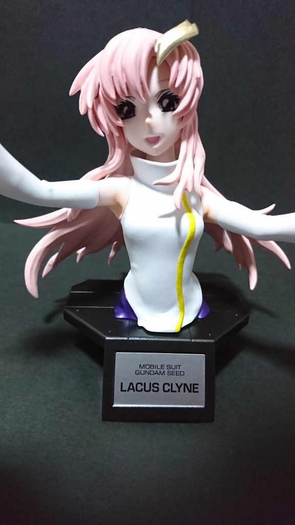 わかりづらいですが瞳は光沢吹いてます。服の合わせ目は全て瞬間接着剤で消しましたがちょっと隙間があったので左右のお腹部分にパテつけてひたすら境目なくなるまで削り→サフの繰り返しで最終組み立て時にまさかの左肩の服部分にヒビ割れが起こり急遽パテつけて振り出しになり再度研磨作業の繰り返しで何とか完成しました;