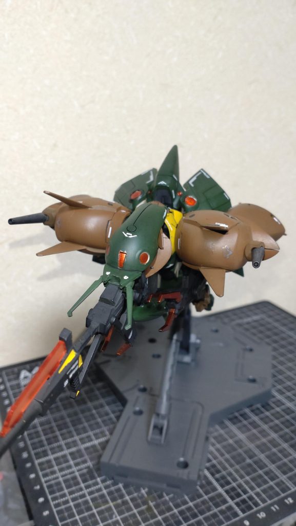 変形時は機首部のフェダーインライフルと肩部GNキャノン、後方に撃てる腕部GNバルカンによる射撃と、腕部GNカッターと脚部GNクローによる格闘を行えます。