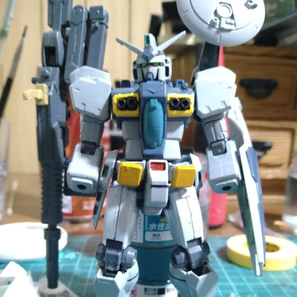 様々な余り物のジャンクパーツを使用しガンダム試作0号機を作成中。