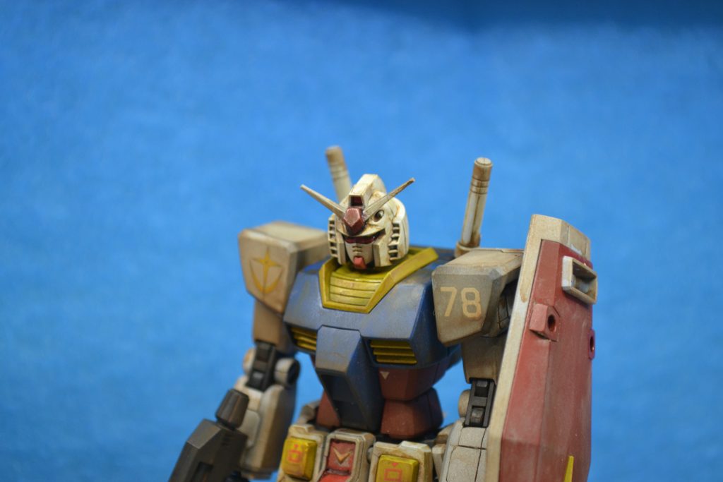 立ち姿が変なのは足の接続部が折れてるからです